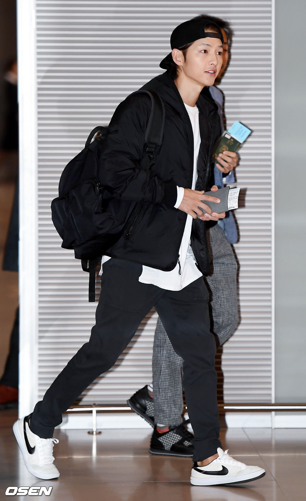 배우 송중기가 13일 오전 '2018 마마(MAMA)' 참석차 인천국제공항을 통해 홍콩으로 출국하고 있다.  / youngrae@osen.co.kr