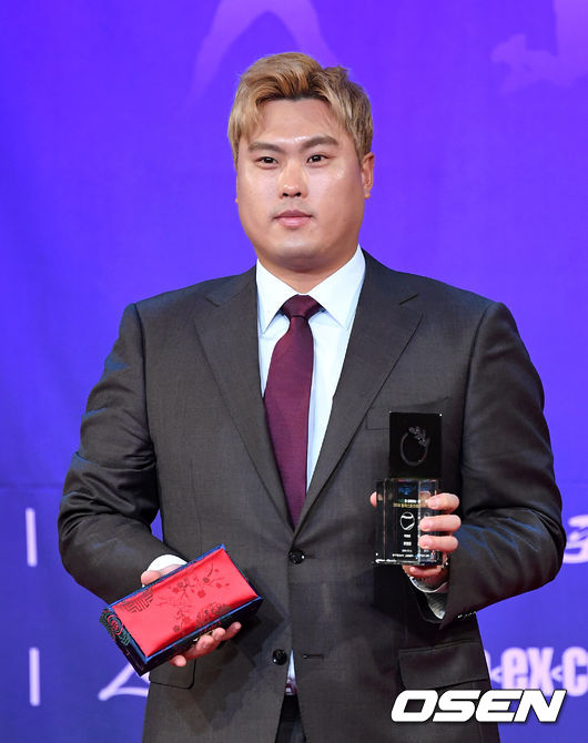 특별상을 수상한 류현진이 기념촬영을 하고 있다. /sunday@osen.co.kr
