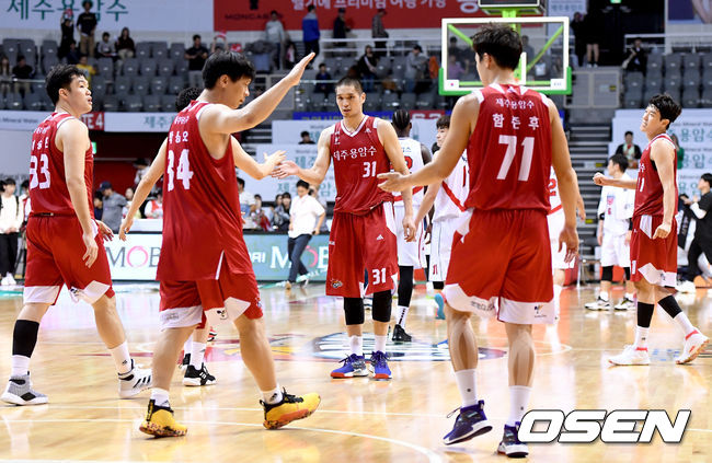 승리한 오리온 선수들이 하이파이브를 나누고 있다. /dreamer@osen.co.kr