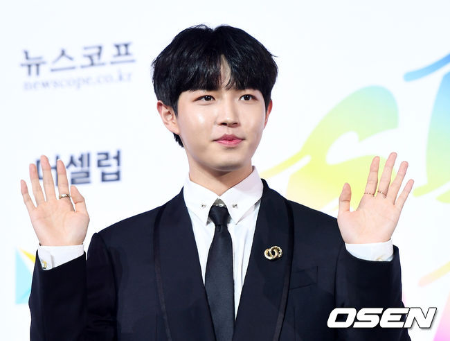 가수 김재환이 입장하며 포즈를 취하고 있다./sunday@osen.co.kr