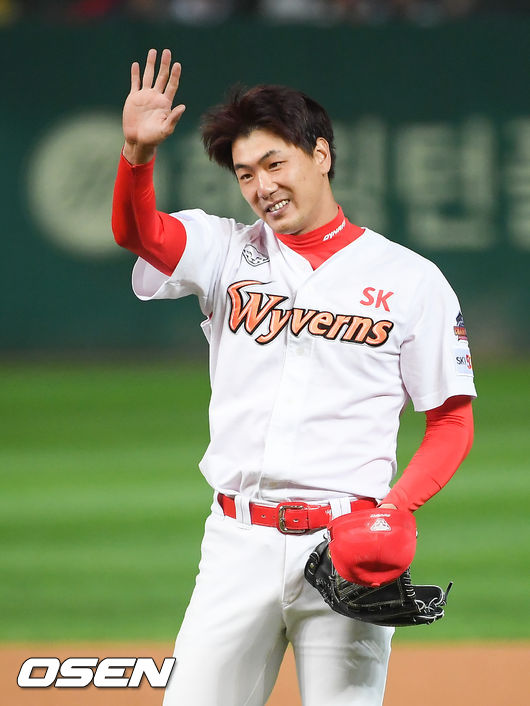 OSEN=인천,박준형 기자] 2019 KBO리그 플레이오프 1차전, SK 선발투수 김광현이 이재원 포수에게 괜찮다고 말하고 있다. /soul1014@osen.co.kr