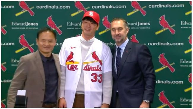 [사진] 김광현이 세인트루이스 존 모젤리악(오른쪽 끝) 사장과 기자회견에 참석했다. KFVS 방송 캡처