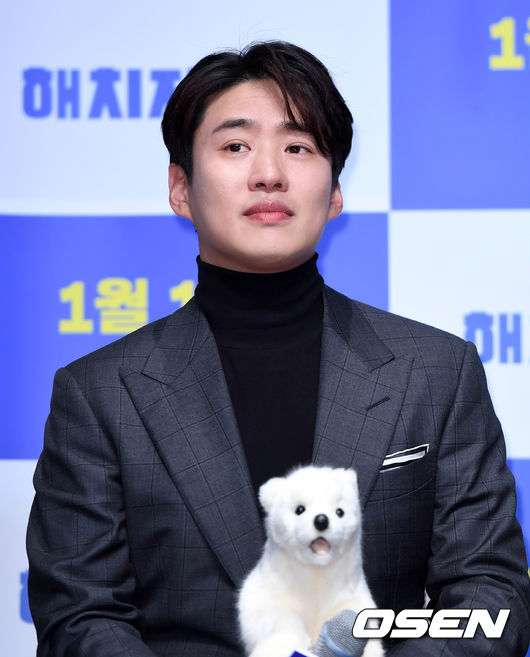 18일 오전 서울 강남구 CGV 압구정에서 영화 ‘해치지않아’ 제작보고회가 열렸다.  배우 안재홍이 취재진의 질문을 듣고 있다. /sunday@osen.co.kr