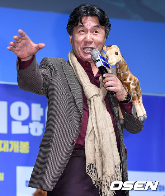 18일 오전 서울 강남구 CGV 압구정에서 영화 ‘해치지않아’ 제작보고회가 열렸다.  배우 박영규가 사회자 요청에 이탈리아 가곡을 부르고 있다. /sunday@osen.co.kr