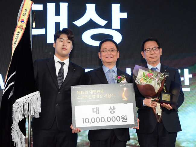 대상인 대통령상을 수상한 케이티 위즈(kt wiz) 야구선수 강백호, 유태열 대표가 이영열 문화체육관광부 체육국장(가운데)과 기념 촬영을 하고 있다. /cej@osen.co.kr