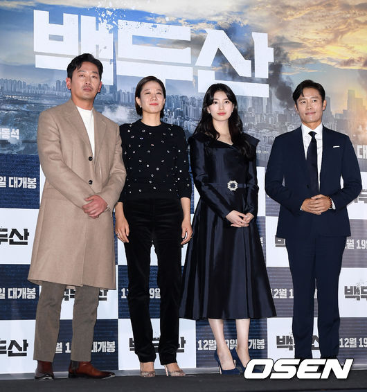 18일 오후 서울 용산구 CGV 용산아이파크몰에서 영화 '백두산’ 언론시사회가 열렸다.  배우 하정우, 전혜진, 배수지, 이병헌이 포토타임을 갖고 있다. /sunday@osen.co.kr