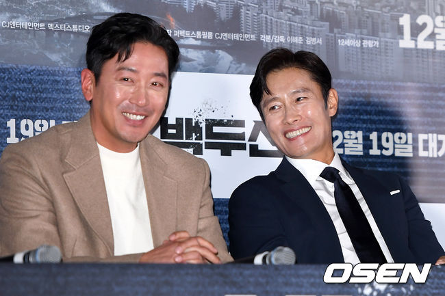 18일 오후 서울 용산구 CGV 용산아이파크몰에서 영화 '백두산’ 언론시사회가 열렸다.  배우 하정우와 이병헌이 환하게 웃고 있다. /sunday@osen.co.kr