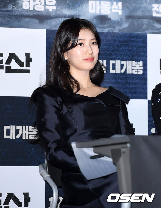 18일 오후 서울 용산구 CGV 용산아이파크몰에서 영화 '백두산’ 언론시사회가 열렸다.  배우 배수지가 취재진의 질문을 듣고 있다. /sunday@osen.co.kr