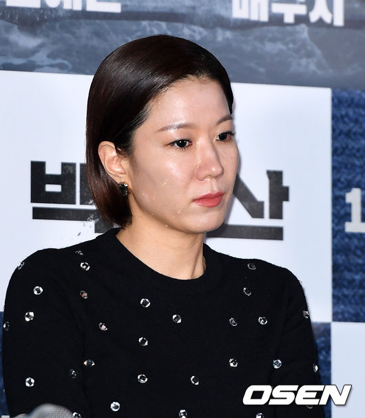 18일 오후 서울 용산구 CGV 용산아이파크몰에서 영화 '백두산’ 언론시사회가 열렸다.  배우 전혜진이 취재진의 질문을 듣고 있다. /sunday@osen.co.kr