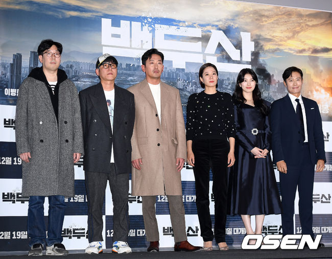 18일 오후 서울 용산구 CGV 용산아이파크몰에서 영화 '백두산’ 언론시사회가 열렸다.  이해준, 김병서 감독과 배우 하정우, 전혜진, 배수지, 이병헌이 포토타임을 갖고 있다. /sunday@osen.co.kr
