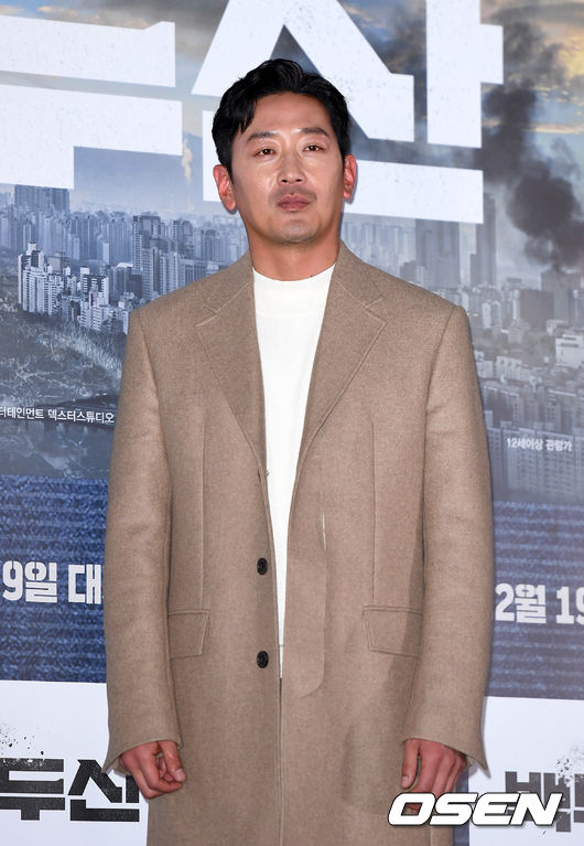 18일 오후 서울 용산구 CGV 용산아이파크몰에서 영화 '백두산’ 언론시사회가 열렸다.  배우 하정우가 포토타임을 갖고 있다. /sunday@osen.co.kr