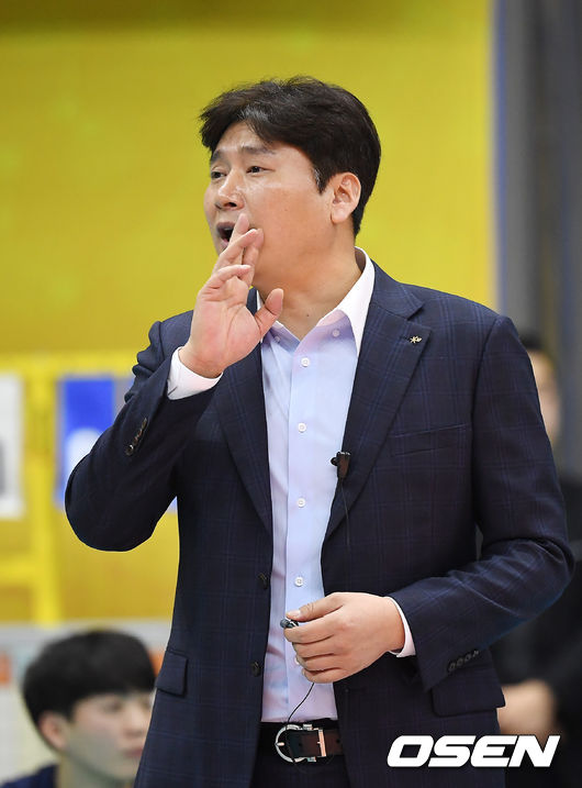 2세트 KB손해보험 권순찬 감독이 지시를 하고 있다. /youngrae@osen.co.kr 