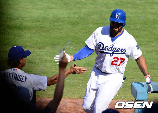 LA 다저스 시절 맷 켐프가 돈 매팅리 감독과 하이파이브를 하고 있다. / jpnews@osen.co.kr