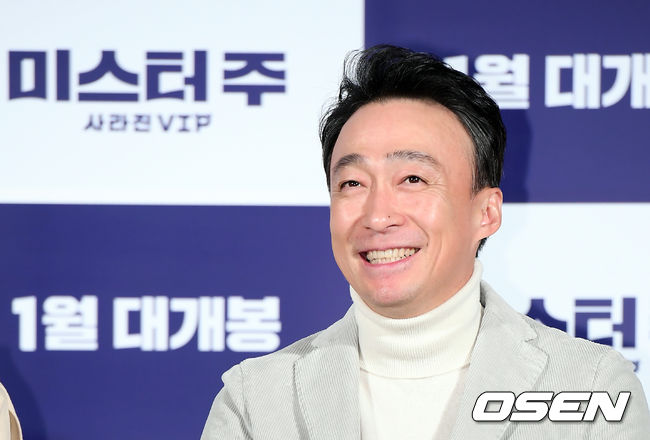 배우 이성민이 미소를 짓고 있다. /cej@osen.co.kr