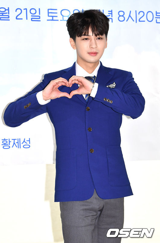 아이콘 송윤형이 참석해 포토타임을 하고 있다. /dreamer@osen.co.kr