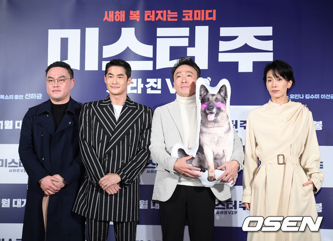 19일 오전 서울 중구 메가박스 동대문에서 영화 ‘미스터 주(감독 김태윤)’ 제작보고회가 열렸다.‘미스터 주’는 국가정보국 에이스 요원 주태주(이성민 분)가 갑작스런 사고로 온갖 동물의 말이 들리면서 펼쳐지는 사건을 그린 코미디 영화다.감독 김태윤, 배우 배정남, 이성민, 김서형이 포즈를 취하고 있다. /cej@osen.co.kr