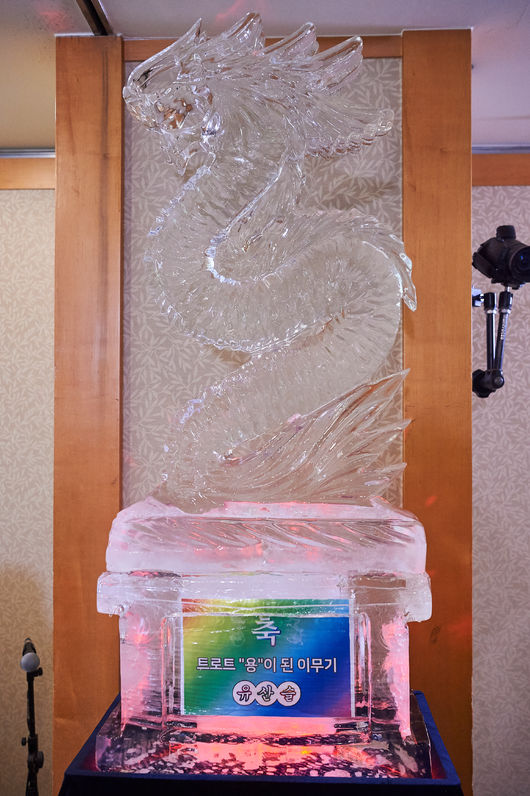 [사진=MBC 제공] '놀면 뭐하니?-뽕포유' 제작진이 준비한 유산슬 얼음 트로피