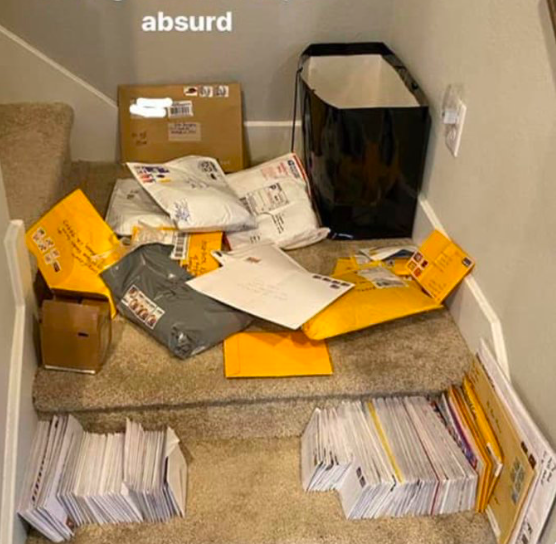 맥스 먼시 집으로 전달된 팬들의 우편물