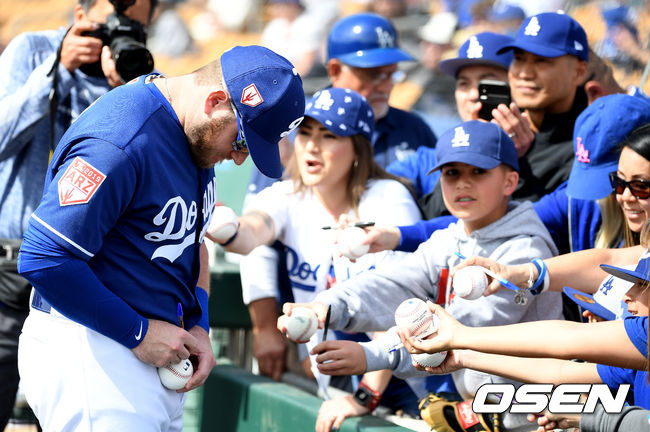 LA 다저스 맥스 먼시가 팬들에 사인을 해주고 있다. /jpnews@osen.co.kr