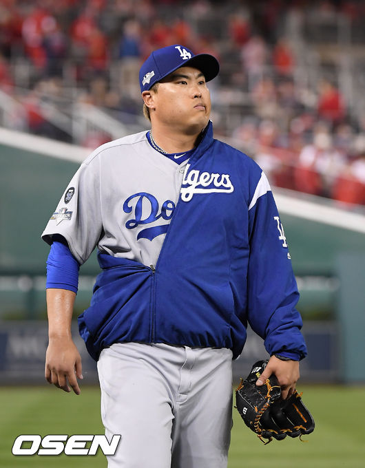 류현진이 경기를 위해 더그아웃으로 가고 있다. /soul1014@osen.co.kr