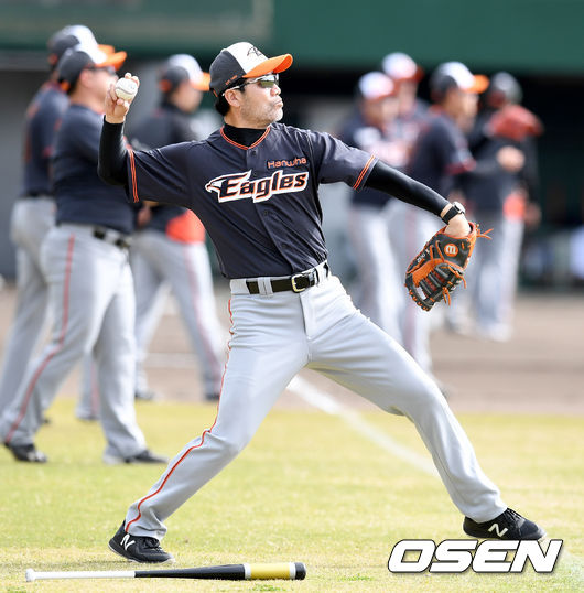 한화 한용덕 감독이 선수들과 함께 캐치볼을 하고 있다. /dreamer@osen.co.kr