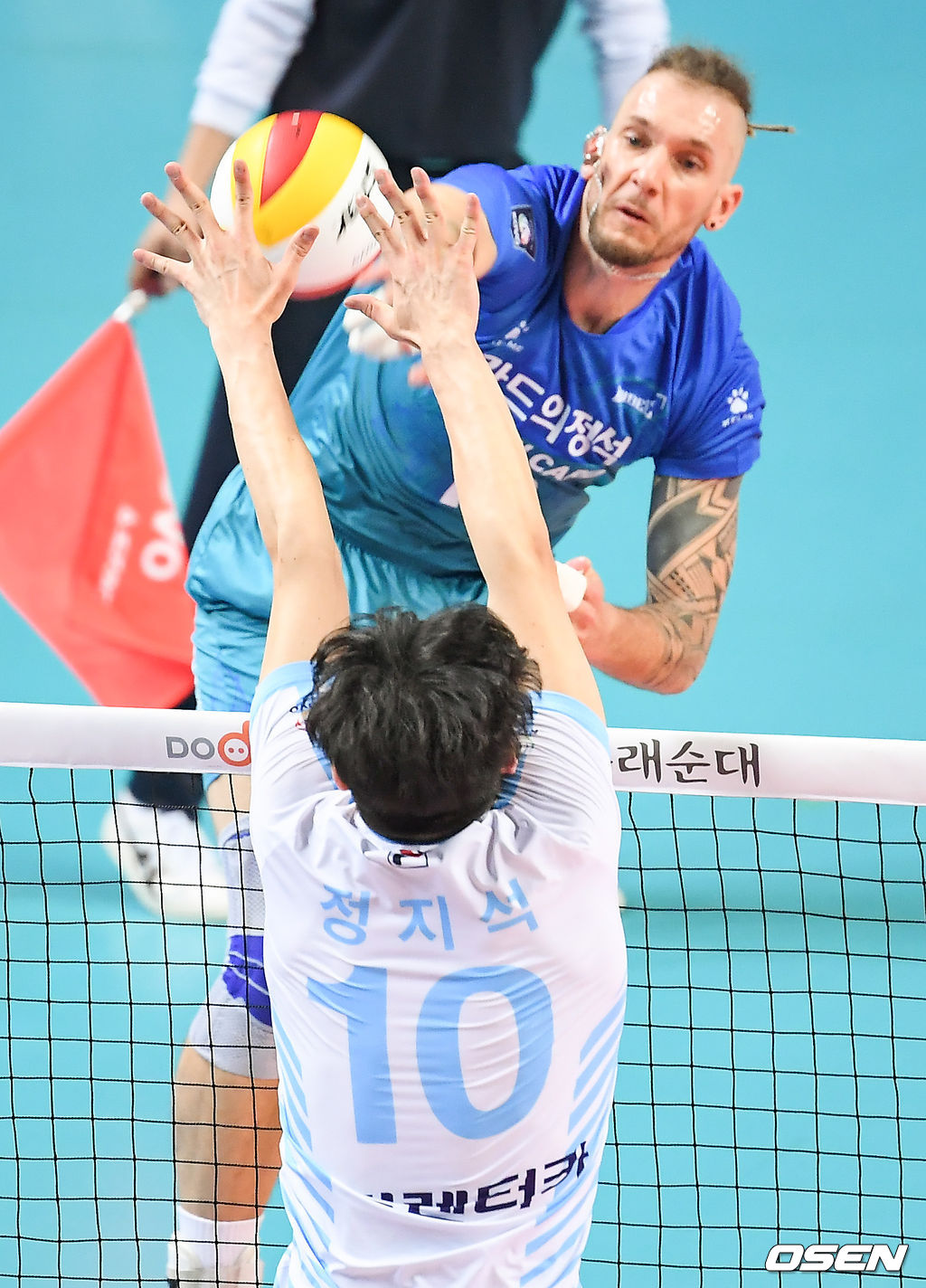 대한항공 정지석이 우리카드 펠리페의 공격을 블로킹 성공시키고 있다. /  soul1014@osen.co.kr