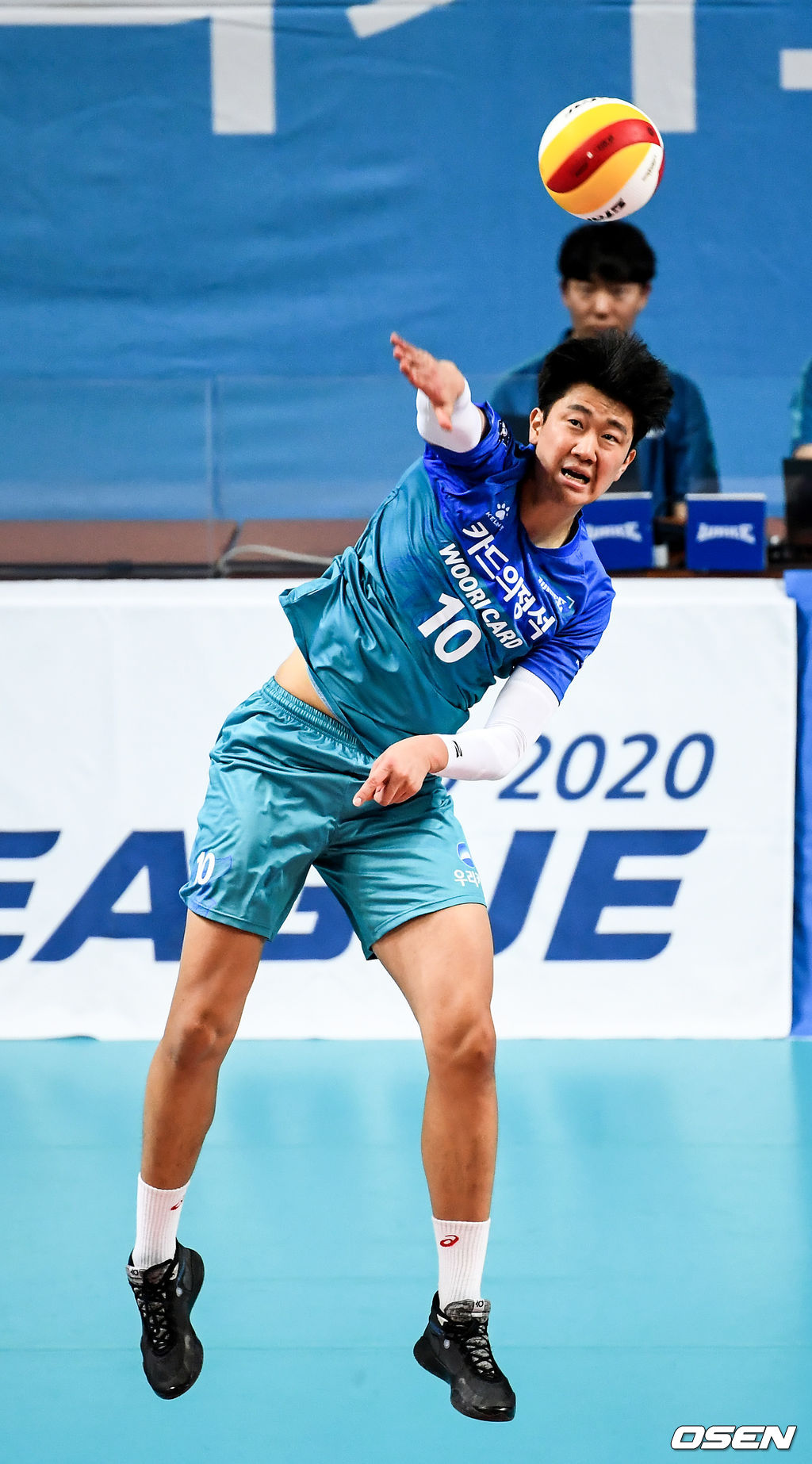 우리카드 나경복이 서브를 넣고 있다./ ksl0919@osen.co.kr