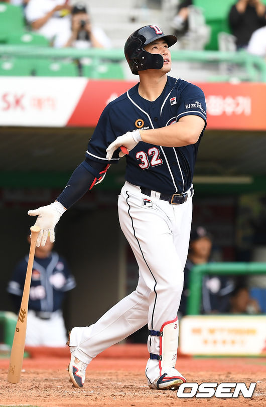 19일 오후 인천 SK 행복드림구장에서 '2019 신한은행 마이카 KBO리그' SK 와이번스와 두산 베어스의 더블헤더 1차전이 열렸다.5회초 1사 두산 김재환이 솔로 홈런을 때려내고 있다. /youngrae@osen.co.kr