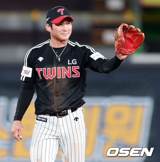 4회말 KT 선두타자 김민혁의 타구를 라인드라이브 아웃 시킨 LG 오지환이 미소 짓고 있다. / eastsea@osen.co.kr