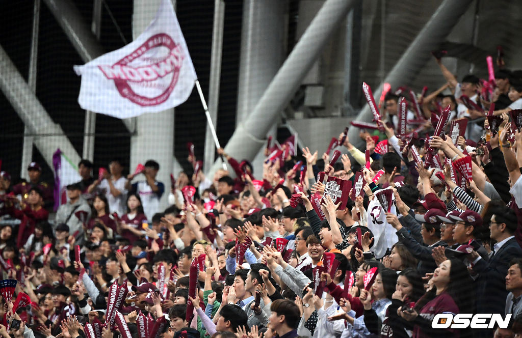 키움 팬들이 열띤 응원을 선보이고 있다. /jpnews@osen.co.kr