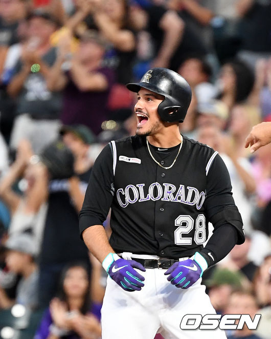 5회말 무사 만루에서 콜로라도 아레나도가 다저스 마에다를 상대로 2타점 적시타를 날리고 기뻐하고 있다. /jpnews@osen.co.kr