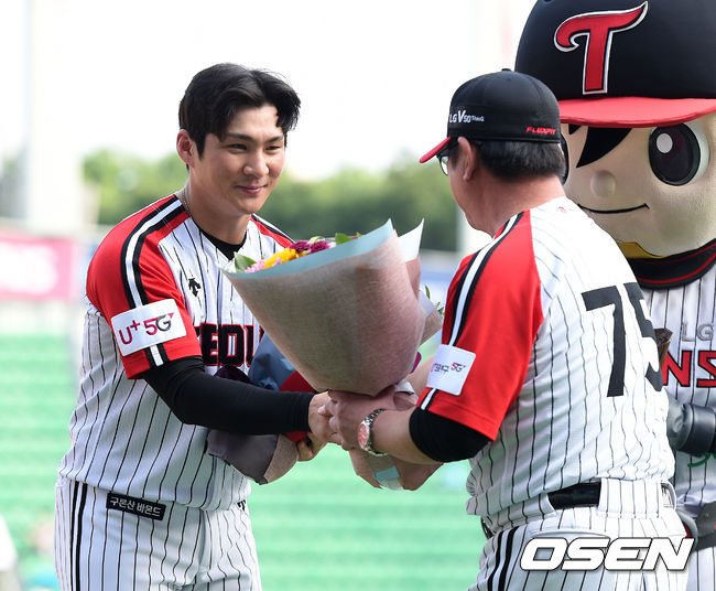 LG 오지환이 100홈런-1000안타 기념 시상식에서 류중일 감독에게 꽃다발을 받고 있다. /sunday@osen.co.kr