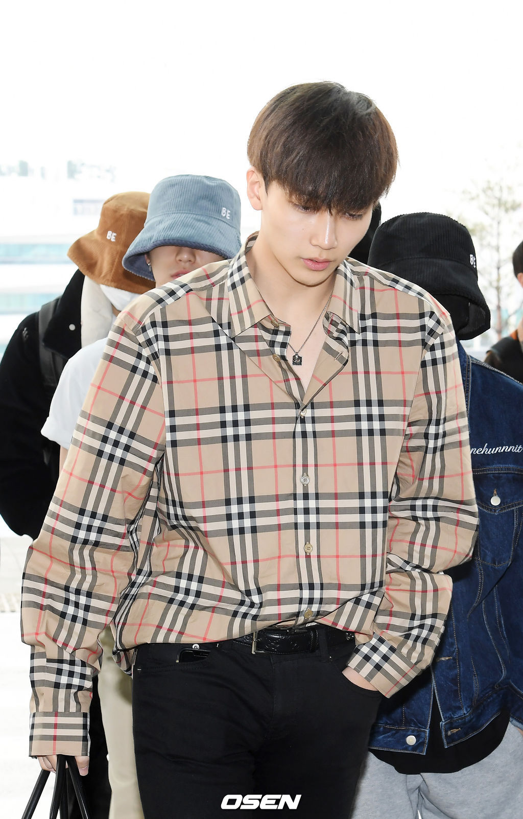 세븐틴(Seventeen) 정한이 출국장으로 향하고 있다. /cej@osen.co.kr