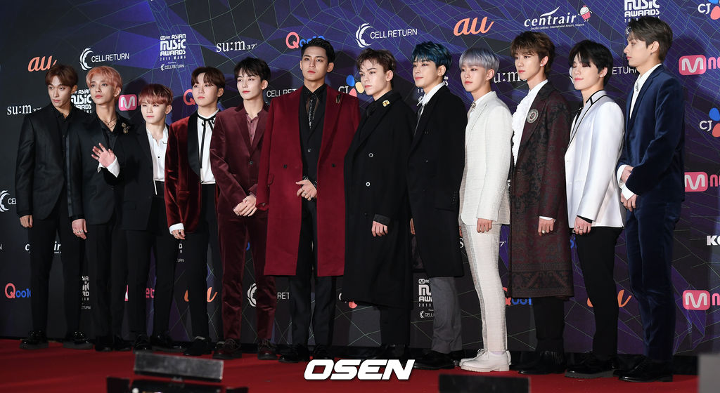 4일 오후 일본 나고야돔에서 ‘2019 MAMA(2019 Mnet Asian Music Awards)’가 열렸다.'2019 MAMA’에는 두아 리파(Dua Lipa), BTS(방탄소년단), TWICE(트와이스), 몬스타 엑스(MONSTA X), GOT7(갓세븐), 세븐틴(Seventeen), 마마무, 청하, 있지(ITZY), 투모로우바이투게더(TOMORROW X TOGETHER), 에이티즈, 원어스, 웨이션브이(WayV), 박진영 등이 무대에 오른다.그룹 세븐틴이 레드카펫 위에서 포즈를 취하고 있다. /cej@osen.co.kr