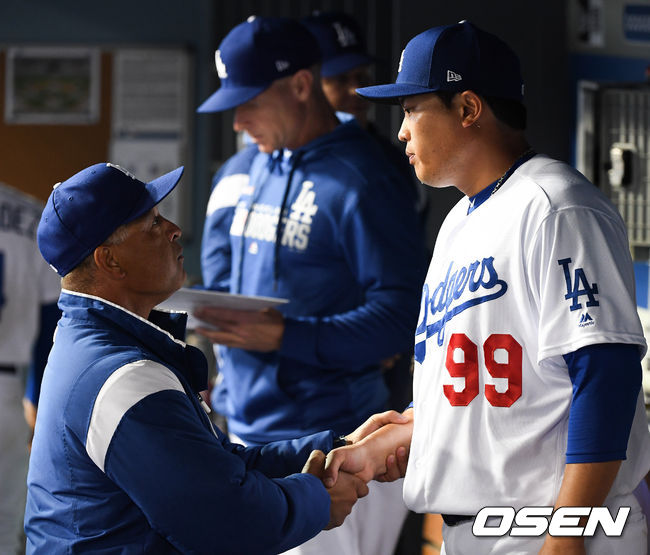 로버츠 감독이 류현진의 손을 꼭 잡고 이야기를 나누고 있다. /dreamer@osen.co.kr