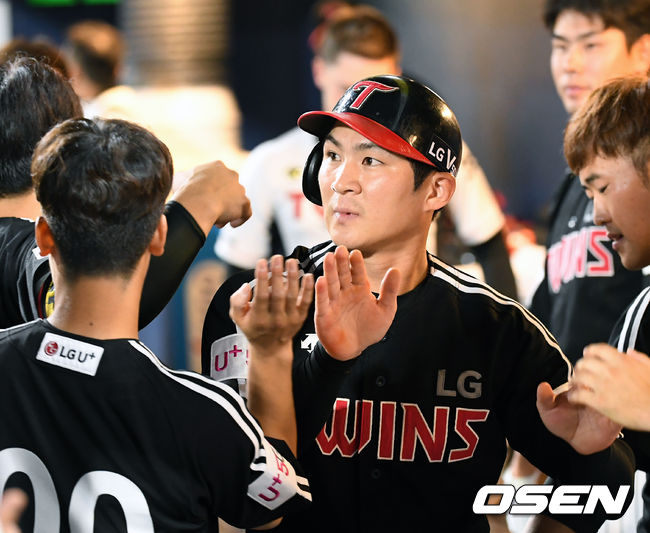 오지환이 덕아웃에서 동료들과 하이파이브를 하고 있다./rumi@osen.co.kr