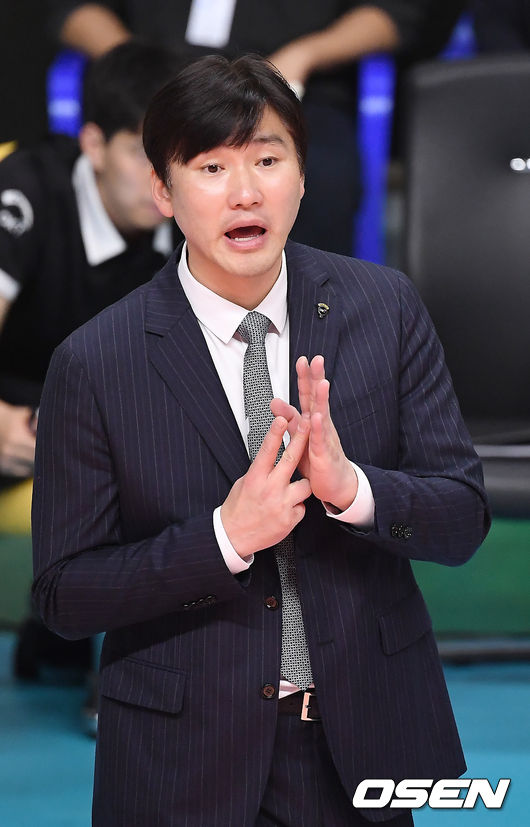 OK저축은행 석진욱 감독이 작전지시를 하고 있다. / youngrae@osen.co.kr