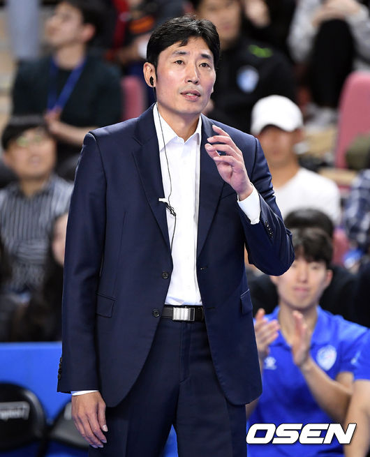 삼성화재 신진식 감독이 작전을 지시하고 있다. /sunday@osen.co.kr