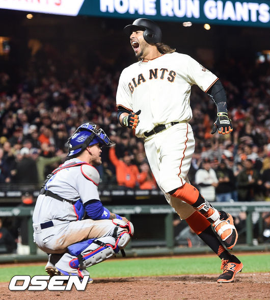 샌프란시스코 모스가 동점 솔로홈런을 날리고 베이스를 돌고 있다./ soul1014@osen.co.kr