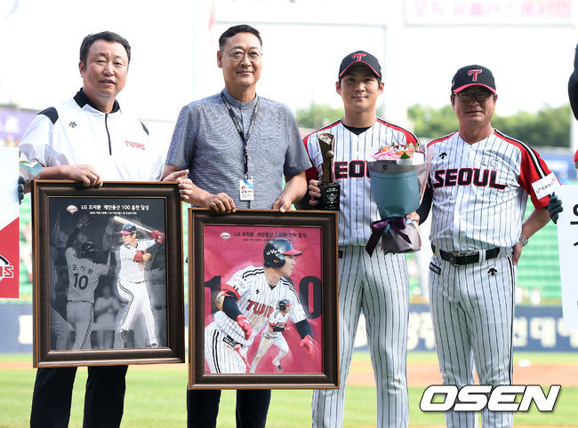 LG 오지환이 100홈런-1000안타 기념 시상식에서 차명석 단장, 김용희 감독관, 류중일 감독과 기념촬영을 하고 있다. /sunday@osen.co.kr