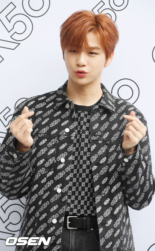 강다니엘이 포토월로 입장하며 포즈를 취하고 있다. / rumi@osen.co.kr