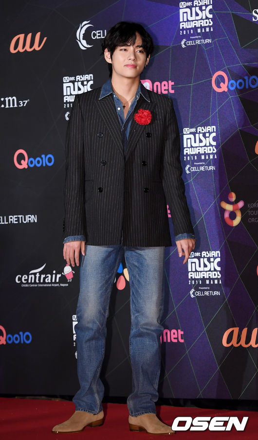 가수 방탄소년단 뷔가 레드카펫 행사에 참석해 포즈를 취하고 있다. /cej@osen.co.kr