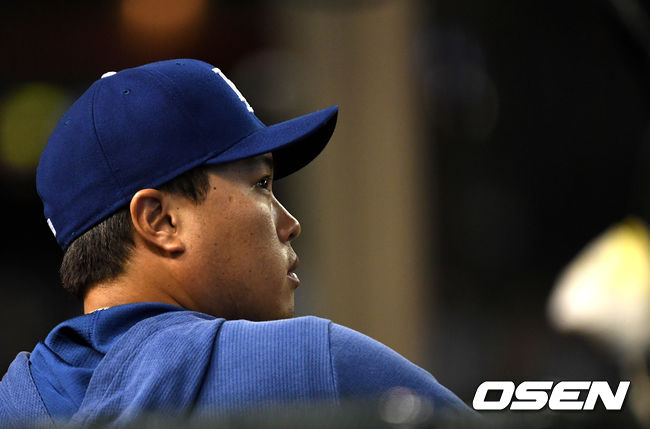 류현진이 더그아웃에서 그라운드를 바라보고 있다. /dreamer@osen.co.kr