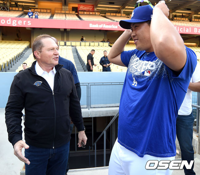 훈련을 마친 다저스 투수 류현진과 에이전트 스캇 보라스가 대화를 나누고 있다. /dreamer@osen.co.kr