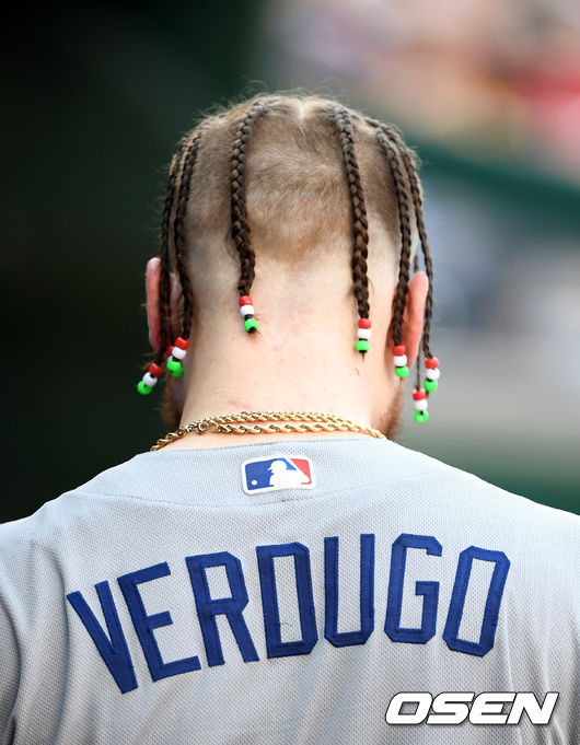 다저스 버두고가 더그아웃에서 타석을 준비하고 있다. /jpnews@osen.co.kr