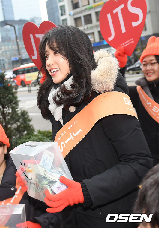 21일 오후 서울 강남역 ‘바람의 언덕’ 특설무대에서 JTS 거리 모금 행사가 열렸다.  배우 한효주가 모금 활동을 하고 있다 /youngrae@osen.co.kr