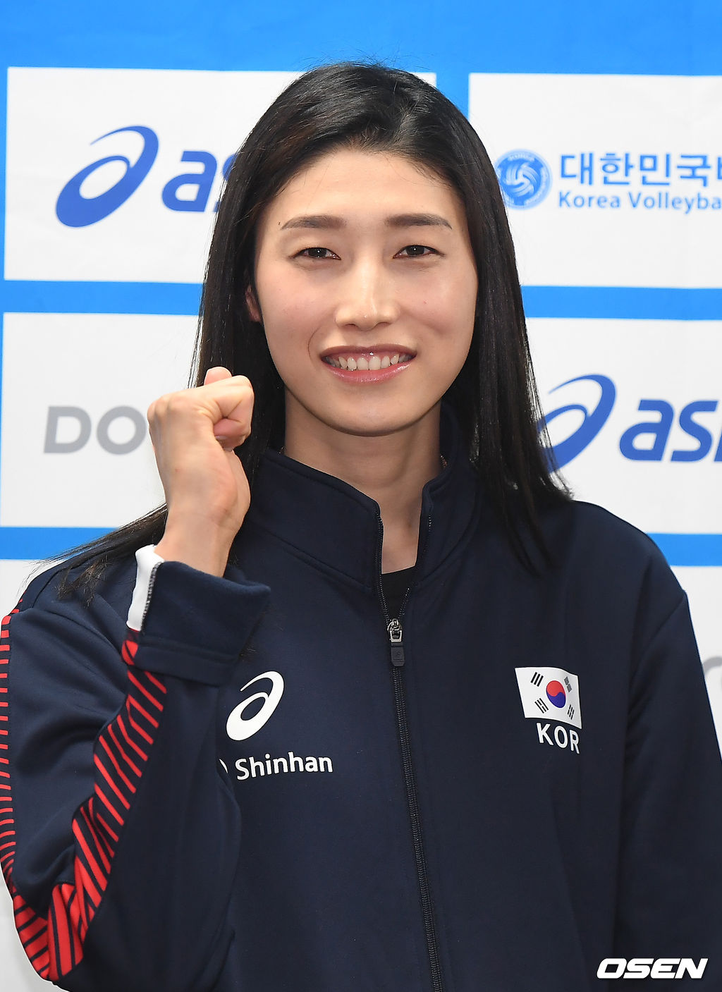 22일 오후 인천 계양체육관에서 배구대표팀 기자회견이 진행됐다. 여자배구 대표팀 김연경이 포토타임을 갖고 있다. /youngrae@osen.co.kr