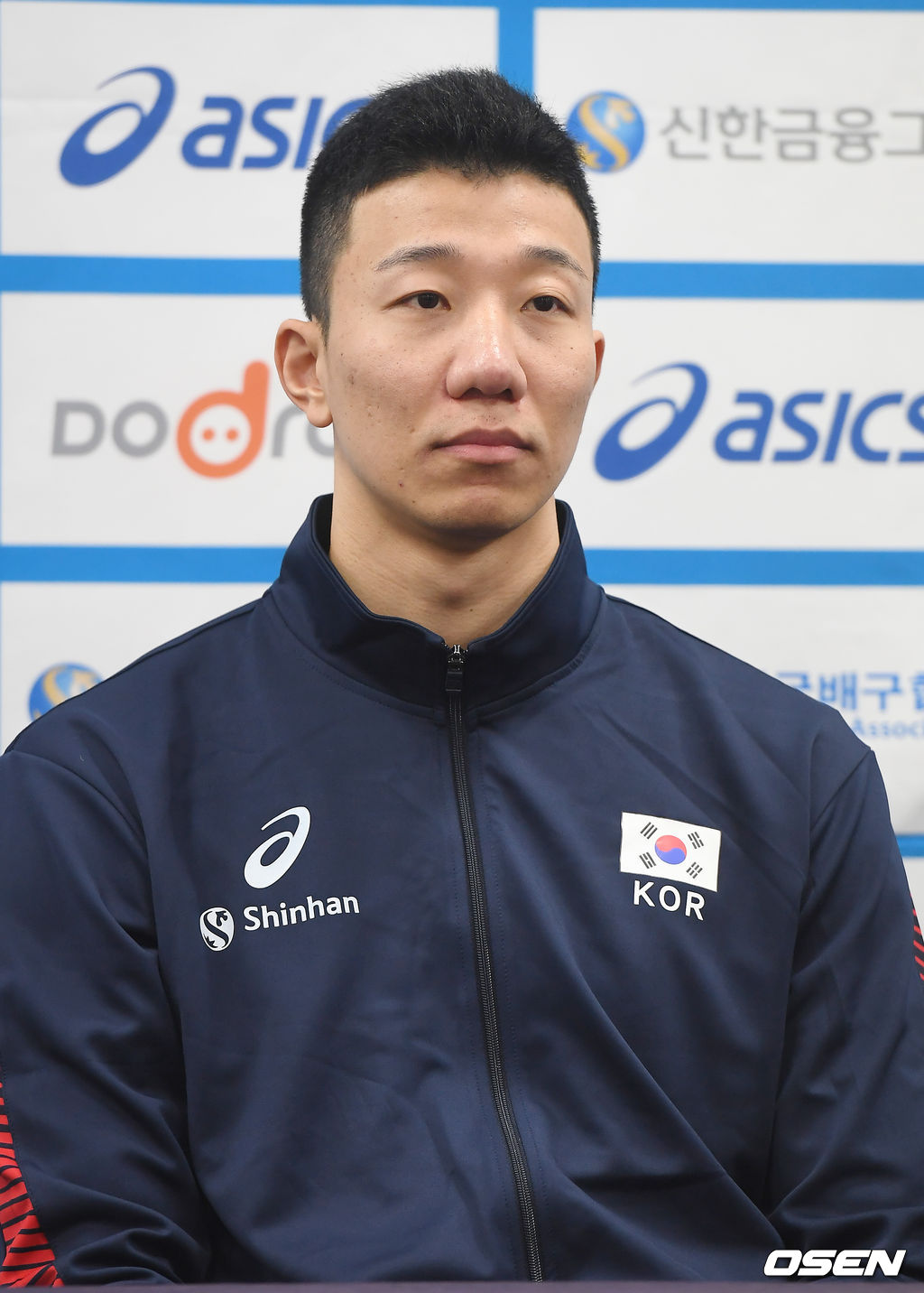 22일 오후 인천 계양체육관에서 배구대표팀 기자회견이 진행됐다. 남자배구 대표팀 신영석이 포토타임을 갖고 있다. /youngrae@osen.co.kr