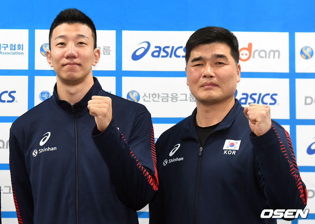 22일 오후 인천 계양체육관에서 배구대표팀 기자회견이 진행됐다. 남자배구 대표팀 신영석, 임도헌 감독이 포토타임을 갖고 있다. /youngrae@osen.co.kr