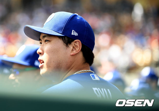 류현진이 더그아웃에서 경기를 지켜보고 있다. /jpnews@osen.co.kr